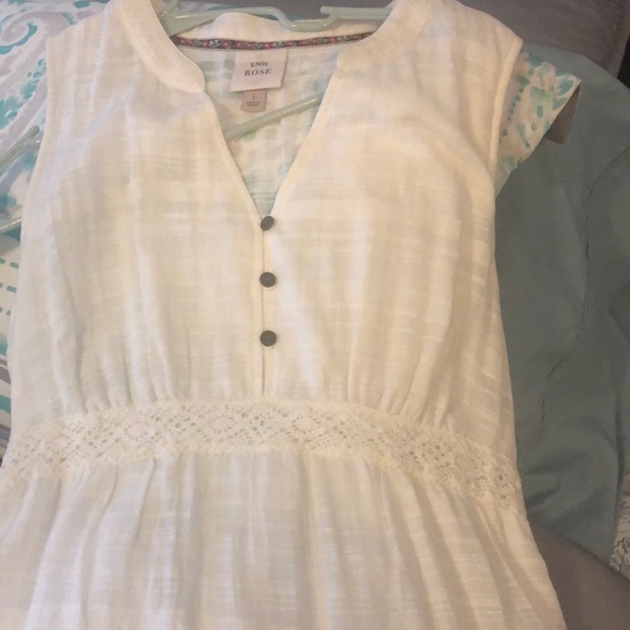 It’s a long maxi white dress - Picture 3 of 4